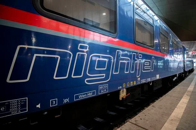 Nachtzug: ÖBB Nightjet *** Night train: Austrian railways nightjet Die österreichischen Bundesbahnen bauen die Fernstreckenverbindungen aus, welche mit speziellen Nachtzügen mit Liege- und Schlafwaggons befahren werden. Im Bild: Eine von Düsseldorf kommende ,,nightjet Zuggarnitur hält am Wiener Hauptbahnhof. Wien, Österreich. Dezember 2020 *** The Austrian Railways extend their rail network for new long distance destinations. A special overnight sleeping train is getting used for these distances. Picture: ,,Nightjet train coming from Düsseldorf Germany stops in the Vienna train main station. Vienna, Austria. December 2020 1100 Wien, Hauptbahnhof 