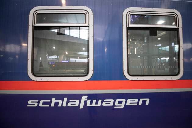 Nachtzug: ÖBB Nightjet *** Night train: Austrian railways nightjet Die österreichischen Bundesbahnen bauen die Fernstreckenverbindungen aus, welche mit speziellen Nachtzügen mit Liege- und Schlafwaggons befahren werden. Im Bild: Eine von Düsseldorf kommende ,,nightjet Zuggarnitur hält am Wiener Hauptbahnhof. Wien, Österreich. Dezember 2020 *** The Austrian Railways extend their rail network for new long distance destinations. A special overnight sleeping train is getting used for these distances. Picture: ,,Nightjet train coming from Düsseldorf Germany stops in the Vienna train main station. Vienna, Austria. December 2020 1100 Wien, Hauptbahnhof 
