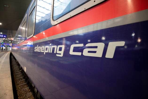 Nachtzug: ÖBB Nightjet *** Night train: Austrian railways nightjet Die österreichischen Bundesbahnen bauen die Fernstreckenverbindungen aus, welche mit speziellen Nachtzügen mit Liege- und Schlafwaggons befahren werden. Im Bild: Eine von Düsseldorf kommende ,,nightjet Zuggarnitur hält am Wiener Hauptbahnhof. Wien, Österreich. Dezember 2020 *** The Austrian Railways extend their rail network for new long distance destinations. A special overnight sleeping train is getting used for these distances. Picture: ,,Nightjet train coming from Düsseldorf Germany stops in the Vienna train main station. Vienna, Austria. December 2020 1100 Wien, Hauptbahnhof 
