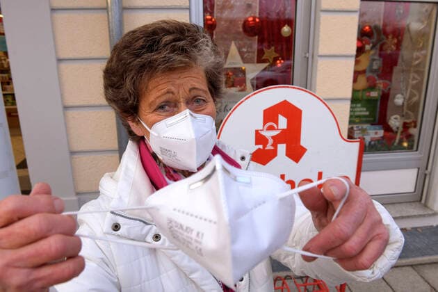 15 12 2020, MODELRELEASED Start of the measure of the Federal Government, from today free distribution of FFP2 masks to the population because of Corona virus pandemic, here at a Stephans pharmacy in Mindelheim, who is over 60 years old or chr