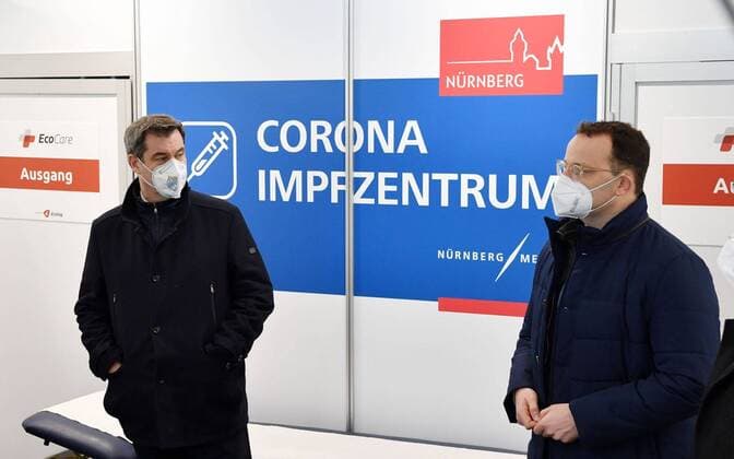 Ministerpräsident Dr. Markus Söder, MdL (links), und Bundesgesundheitsminister Jens Spahn, MdB (rechts), besuchen das Corona-Impfzentrum in Nürnberg. Ministerpräsident Dr. Markus Söder: 99 Impfzentren in Bayern für 33.000 Impfungen pro Tag zum Start. Das ist ein Tag der Hoffnung, auch wenn wir erstmal weiter mit Corona leben müssen. Ministerpräsident Dr. Markus Söder, MdL, Bundesgesundheitsminister Jens Spahn, MdB, und Bayerns Gesundheitsministerin Melanie Huml, MdL, haben sich am 11. Dezember 2020 bei Nürnbergs Oberbürgermeister Marcus König über den Aufbau des Corona-Impfzentrums Nürnberg informiert. Ministerpräsident Dr. Markus Söder: Die heutigen Zahlen sind so hoch wie nie. Wir brauchen einen grundlegenden Lockdown so schnell wie mö