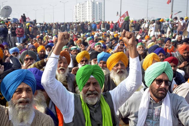 Bilder des Jahres 2020, News 12 Dezember News Bilder des Tages GHZAIABAD, INDIA DECEMBER 15: Demonstrators raise slogans while blocking National Highway-9 (NH9), near the Ghazipur protest site, on December 15, 2020 in Ghaziabad, India. Thousands of farmers have gathered on Delhi?s borders since November 26 to protest against the three contentious laws. They are protesting the three legislation The Farmers? Produce Trade and Commerce (Promotion and Facilitation) Act, 2020, the Farmers (Empowerment and Protection) Agreement on Price Assurance and Farm Services Act, 2020 and the Essential Commodities. (Photo by Sakib Ali Hindustan Times ) Thousands Of Farmers Protest Centre s New Farm Laws