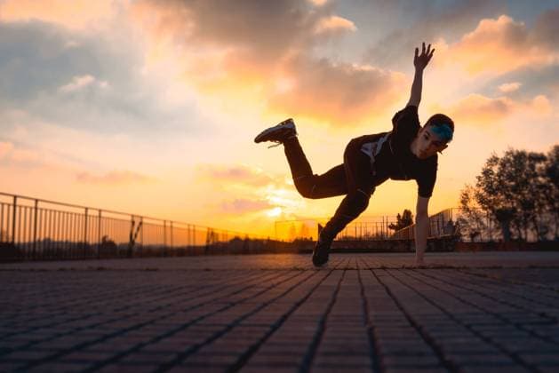IMAGO Creative: 2021 Favoriten Teenager break dancing in evening park, Model released Copyright: xAlbertoxMenendezx MR