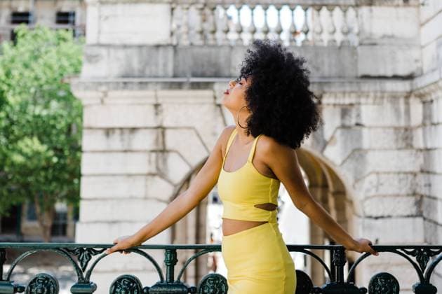 IMAGO Creative: Clickbait, Modetrends Beautiful African American woman in yellow suit and jean jacket standing and looking away on urban background, Model released Copyright: xAlexandraxCoelhox MR