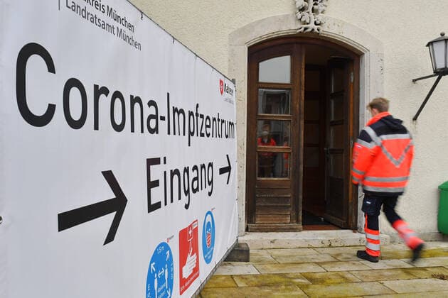 Theme picture Corona vaccination centre Entrance to the Malteser Corona vaccination centre in Haar near Munich on 15 12 2020 sign,