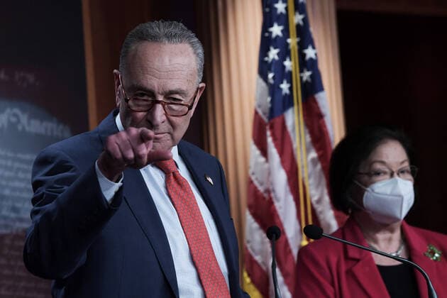 Bilder des Jahres 2020, News 12 Dezember News Bilder des Tages December 15, 2020, Washington, District of Columbia, USA: US Senate Minority Leader CHUCK SCHUMER (D-NY) and Senator MAZIE HIRONO (D-HI) hold a news conference about Covid 19 vaccine on Capitol Hill in Washington DC. Washington USA - ZUMAn298 20201215_sha_n298_927 Copyright: xLeninxNollyx