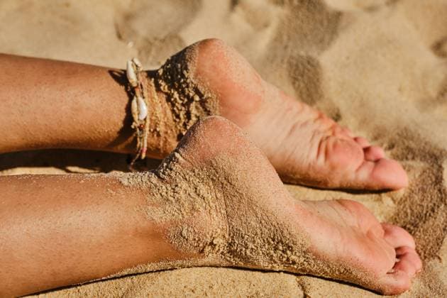 IMAGO Creative: Clickbait, Hautpflege und Kosmetik Crop anonymous female tourist lying on beach on sunny day and sunbathing during summer vacation Copyright: xCienxXxCienxStudiox Model Released