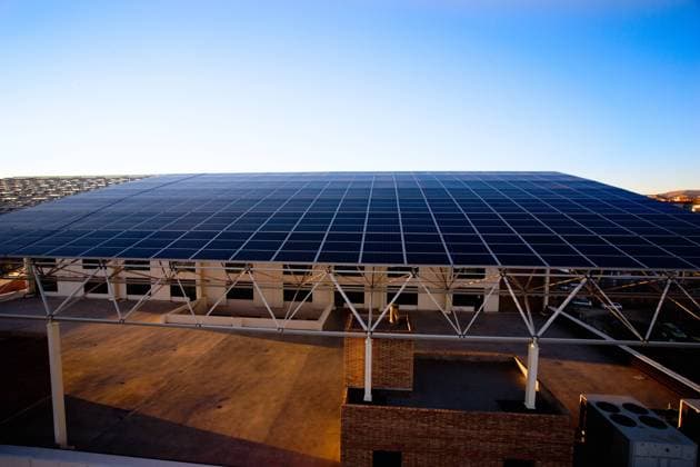 IMAGO Creative: Internationaler Tag der Architektur am 3. Oktober. Thema: Architektur zum Wohlf?hlen Building with roof made of solar panels Copyright: xCienxXxCienxStudiox Model Released
