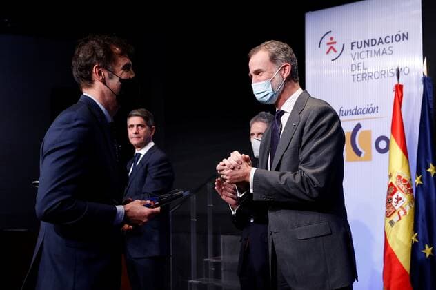 Spain s King Felipe VI (R) congratulates one of the winners (L) during the 17th Victims of Terrorism Foundation awarding ceremony in Madrid, Spain, 16 December 2020. 17th Victims of Terrorism Foundation Awards !ACHTUNG: NUR REDAKTIONELLE NUTZUNG!  Copyright: xChemaxMoyax GRAF6400 20201216-637437233965580990
