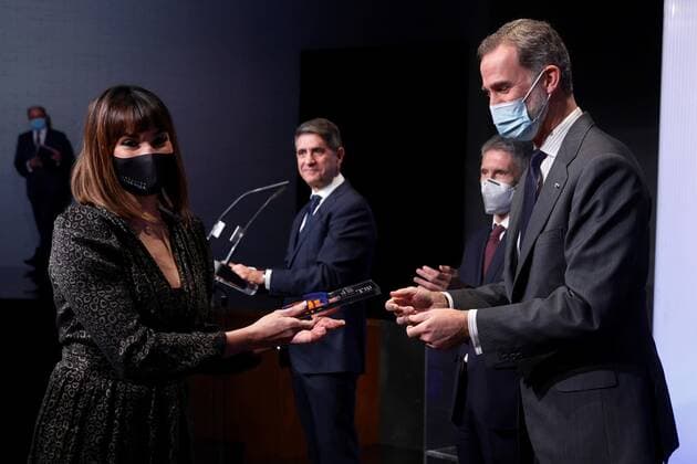 Spain s King Felipe VI (R) hands in aprize to journalist Irene Villa (L) during the 17th Victims of Terrorism Foundation awarding ceremony in Madrid, Spain, 16 December 2020. 17th Victims of Terrorism Foundation Awards !ACHTUNG: NUR REDAKTIONELLE NUTZUNG!  Copyright: xChemaxMoyax GRAF6572 20201216-637437287459094992