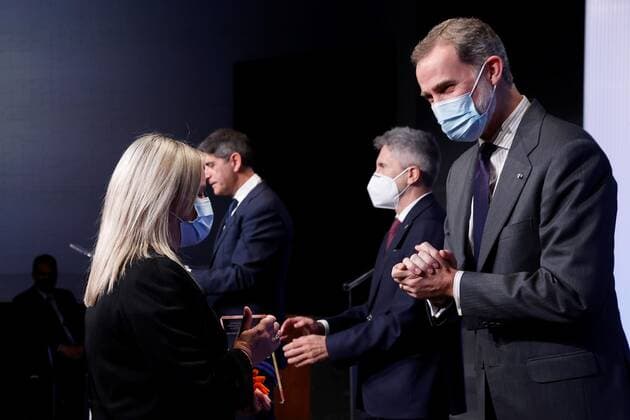 Spain s King Felipe VI (R) hands in a prize to politician Maria del Mar Blanco (L) during the 17th Victims of Terrorism Foundation awarding ceremony in Madrid, Spain, 16 December 2020. 17th Victims of Terrorism Foundation Awards !ACHTUNG: NUR REDAKTIONELLE NUTZUNG!  Copyright: xChemaxMoyax GRAF6570 20201216-637437287473626339