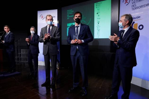 Spain s King Felipe VI (3L) applauds journalist Francisco Tomas y Valiente (C) during the 17th Victims of Terrorism Foundation awarding ceremony in Madrid, Spain, 16 December 2020. 17th Victims of Terrorism Foundation Awards !ACHTUNG: NUR REDAKTIONELLE NUTZUNG!  Copyright: xChemaxMoyax GRAF6399 20201216-637437288703634210