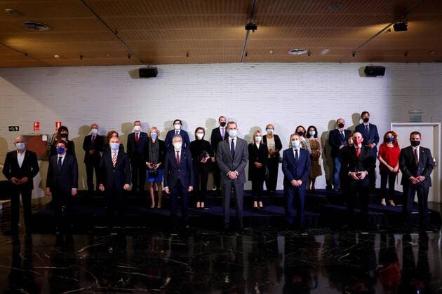 Spain s King Felipe VI (C) poses for a family picture with the awarded during the 17th Victims of Terrorism Foundation awarding ceremony in Madrid, Spain, 16 December 2020. 17th Victims of Terrorism Foundation Awards !ACHTUNG: NUR REDAKTIONELLE NUTZUNG!  Copyright: xChemaxMoyax GRAF6543 20201216-637437290587834895
