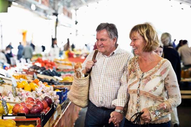 Happy couple looking at fruits in market , model released Copyright: xMaskotx , MA34964