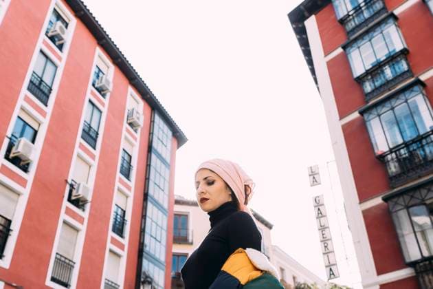 IMAGO Creative: Brustkrebsmonat Young woman posing with cancer bandana Copyright: xDavidxAguerox Model Released