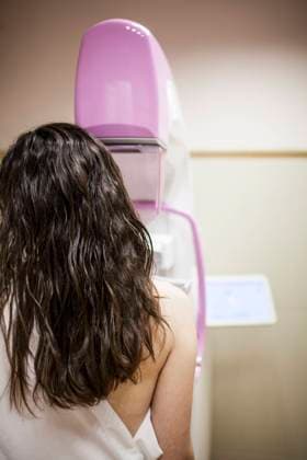IMAGO Creative: Brustkrebsmonat Female patient beside digital mammography unit, Model released Copyright: xDavidxFuentesx MR