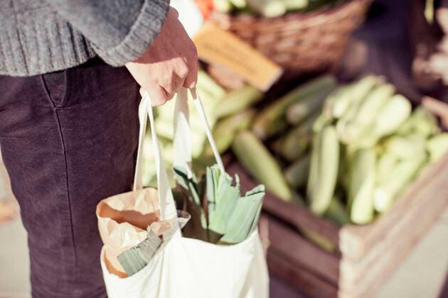 Midsection of man carrying vegetable bag in market , model released Copyright: xMaskotx , MA38409