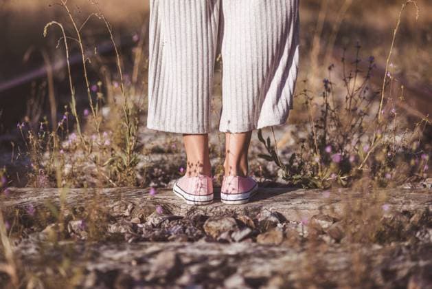 IMAGO Creative: Gesellschaft, Mobilit?t auf dem Land Long haired woman standing on railways overgrown with dry grass Copyright: xDavidxHerraezx Model Released