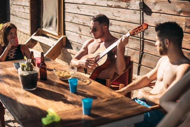 IMAGO Creative: Gesellschaft, Integration Guy playing guitar for his friends, Model released, Property released Copyright: xEduardoxHuelinx MR