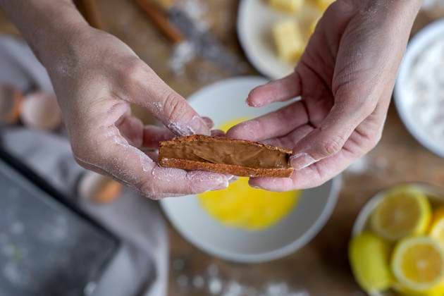IMAGO Creative: Clickbait, Rezepte und Kochen From above top view of crop anonymous woman showing cinnamon on wooden table with flour butter and lemon ingredients for cake on the background Copyright: xEduardoxLopezx Model Released