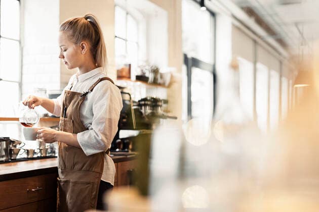 Barista preparing coffee at cafe counter , model released Copyright: xMaskotx , MA44701