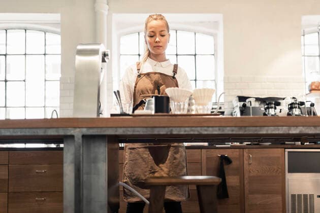 Female barista working at counter in coffee shop , model released Copyright: xMaskotx , MA44729