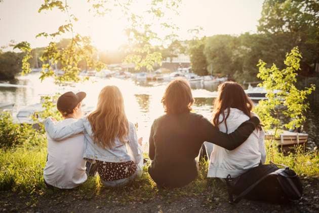 IMAGO Creative: Sommer, Sommertage im Stadtpark IMAGO Creative, Jahreszeit Sommer, Sommer in der Stadt Rear view of teenagers sitting with arms around at lakeshore , model released Copyright: xMaskotx , MA46453