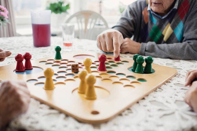 IMAGO Creative: Zivildienst und ehrenamtliches Engagement Cropped image of people playing Ludo in nursing home , model released Copyright: xMaskotx , MA48526