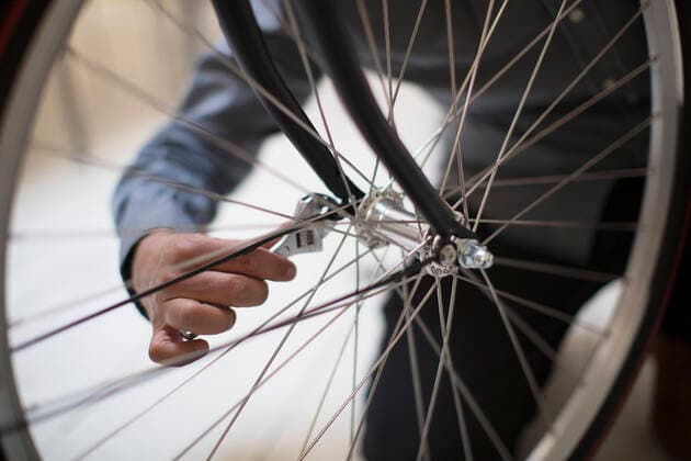 IMAGO Nature: Unsere Erde, Umweltverträgliche Herausforderungen, Recycling Cropped image of man repairing bicycle , model released Copyright: xMaskotx , MA48698