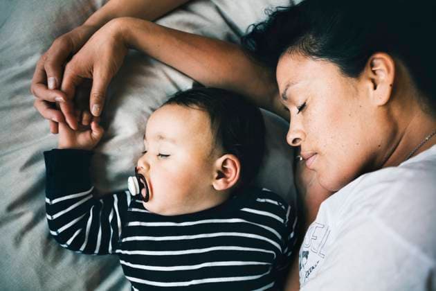 IMAGO Creative: Mutterschaft Mother and daughter sleeping on bed at home , model released Copyright: xMaskotx , MA49049