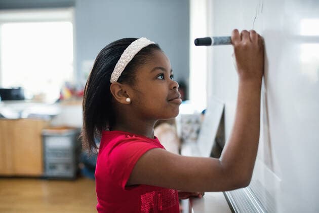IMAGO Creative: Bildung, Schreiben Side view close-up of girl writing on whiteboard in classroom , model released, property released Copyright: xMaskotx , MA51273