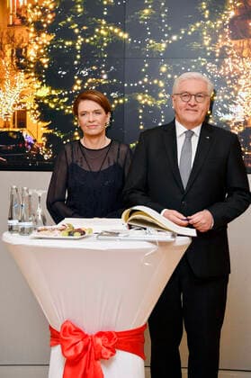 Federal President Frank Walter Steinmeier and wife Elke Büdenbender sign the towns Golden Book after the recording of the ZDF programme Christmas with the Federal President Bernau bei Berlin, 16 12 2020 Foto:xF.xKernx xFuturexImage