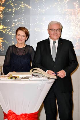 Federal President Frank Walter Steinmeier and wife Elke Büdenbender sign the Golden Book of the town after the recording of the ZDF programme Christmas with the Federal President Bernau bei Berlin, 16 12 2020 Foto:xF.xKernx xFuturexImage