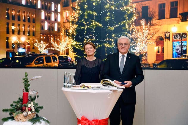 Bilder des Jahres 2020, Entertainment 12 Dezember Entertainment Bilder des Tages Bundespräsident Frank-Walter Steinmeier und Ehefrau Elke Büdenbender tragen sich nach der Aufzeichnung der ZDF-Sendung Weihnachten mit dem Bundespräsidenten in das Goldene Buch der Stadt ein. Bernau bei Berlin, 16.12.2020 *** Federal President Frank Walter Steinmeier and wife Elke Büdenbender sign the Golden Book of the town after the recording of the ZDF programme Christmas with the Federal President Bernau bei Berlin, 16 12 2020 Foto:xF.xKernx xFuturexImage
