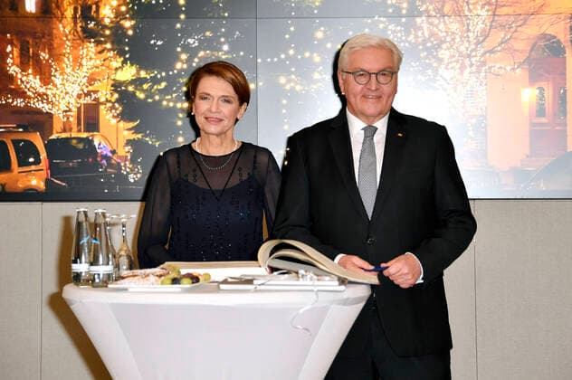 Federal President Frank Walter Steinmeier and wife Elke Büdenbender sign the Golden Book of the town after the recording of the ZDF programme Christmas with the Federal President Bernau bei Berlin, 16 12 2020 Foto:xF.xKernx xFuturexImage