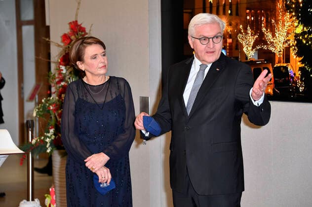 Federal President Frank Walter Steinmeier and wife Elke Büdenbender sign the Golden Book of the town after the recording of the ZDF programme Christmas with the Federal President Bernau bei Berlin, 16 12 2020 Foto:xF.xKernx xFuturexImage