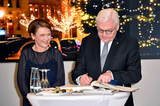 Federal President Frank Walter Steinmeier and wife Elke Büdenbender sign the Golden Book of the town after the recording of the ZDF programme Christmas with the Federal President Bernau bei Berlin, 16 12 2020 Foto:xF.xKernx xFuturexImage