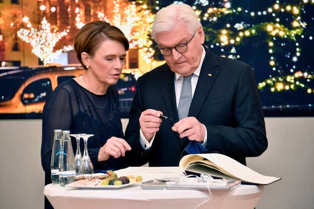 Federal President Frank Walter Steinmeier and wife Elke Büdenbender sign the Golden Book of the town after the recording of the ZDF programme Christmas with the Federal President Bernau bei Berlin, 16 12 2020 Foto:xF.xKernx xFuturexImage