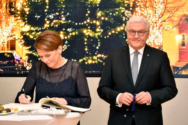 Federal President Frank Walter Steinmeier and wife Elke Büdenbender sign the Golden Book of the town after the recording of the ZDF programme Christmas with the Federal President Bernau bei Berlin, 16 12 2020 Foto:xF.xKernx xFuturexImage