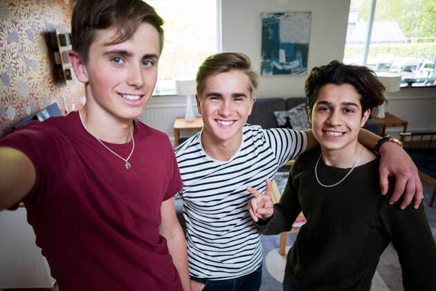 Portrait of smiling multi-ethnic friends taking selfie while standing at home , model released, property released Copyright: xMaskotx , MA53272
