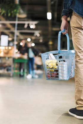 IMAGO Creative: Landleben - Essen Low section of man carrying grocery basket in supermarket , model released, property released Copyright: xKentarooxTrymanx , MA54847