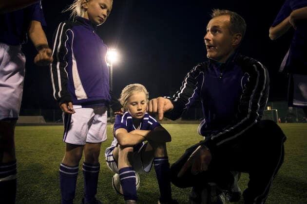 IMAGO Creative: Lokalhelden - Jugendsportbildung Coach explaining strategy to girls on soccer field at night , model released Copyright: xMaskotx , MA55632