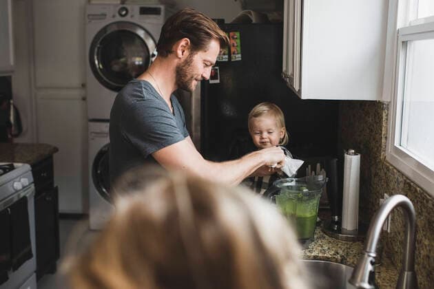 IMAGO Creative: Clickbait, Rezepte und Kochen Mid adult man cooking food while daughter sitting on kitchen counter at home , model released, property released Copyright: xMaskotx , MA56125