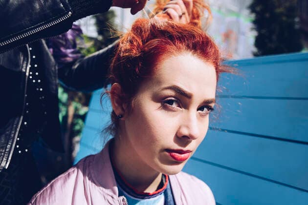 IMAGO Creative: Clickbait, Modetrends Portrait of redhead woman with friend tying hair , model released Copyright: xMaskotx , MA56712