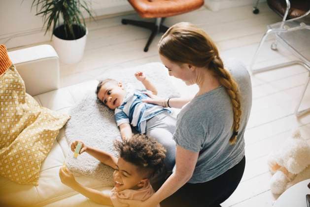 IMAGO Creative: Mutterschaft Mother with happy sons by sofa at home , model released, property released Copyright: xMaskotx , MA57595