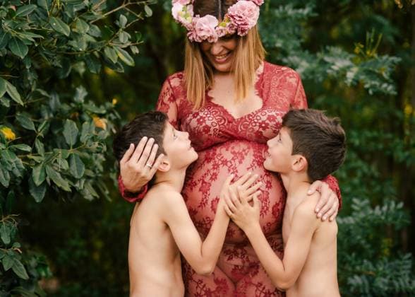 Pregnant woman hugging twin boys in garden, Model released Copyright: xGabrielxTrujillox MR