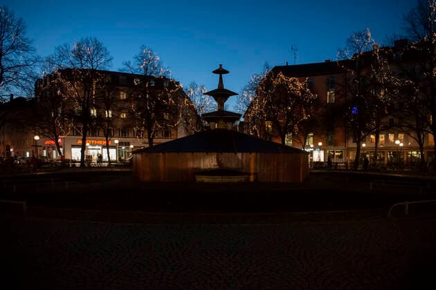 Muenchen Haidhausen 2020, obwohl auf dem Weissenburger Platz heuer kein Weihnachtsmarkt stattfindet hat der Veranstaltungsverein fuer Haidhausen e. V. fuer die Buerger*Buergerinnen die Lichter in den Baumen installiert um ein wenig Weihnachtsstimmung aufkommen zu lassen *** Munich Haidhausen 2020, although there is no Christmas market on the Weissenburger Platz this year, the event association for Haidhausen e V has installed the lights in the trees for the citizens to get into the Christmas spirit.