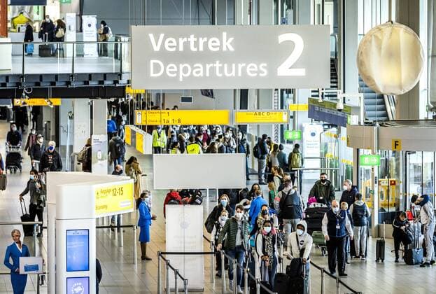 Travellers in the departure hall of Schiphol Amsterdam Airport, Thursday December 17 It is too busy at the airport, which is why the airport manager advises not to travel temporarily ANP REMKO DE WAAL  Copyright: xHollandsexHoogtex xxANPx x426323176x