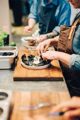 IMAGO Creative: Clickbait, Rezepte und Kochen Midsection of chefs preparing food in plate on counter at restaurant kitchen , model released, property released Copyright: xMaskotx , MA61488