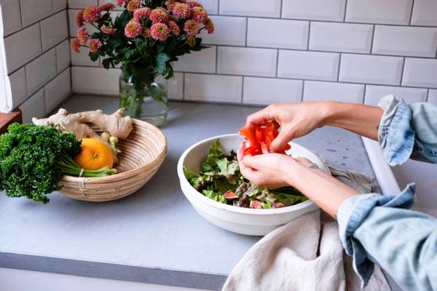 IMAGO Creative, Lifestyle, Tik Tok-Trend thatgirl Cropped image of woman making salad at kitchen counter , model released, property released Copyright: xMaskotx , MA61940
